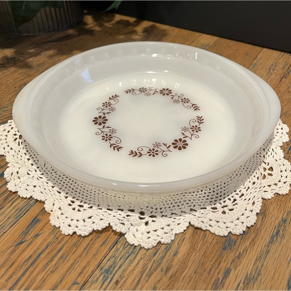Vintage Pyr-O-Rey / Vintage Milk Glass Pie Plate - Brown Daisy - Picture 1 of 7